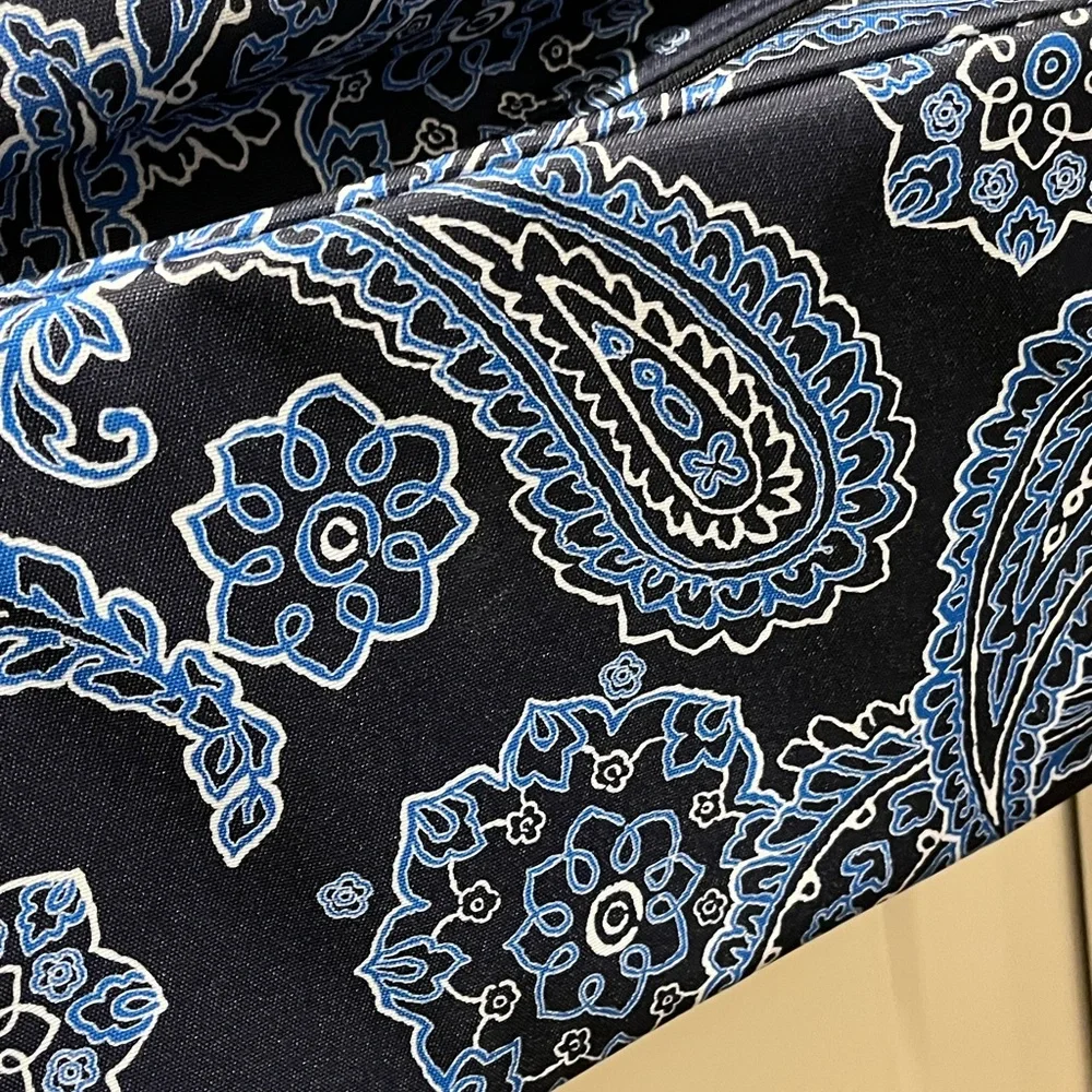 VERA BRADLEY NAVY BLUE PAISLEY DESIGN WEEKEND/TRAVEL EXPANDABLE TOTE